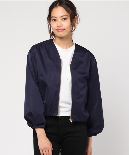 RAY CASSIN（レイカズン）の「袖ギャザーＶネックブルゾン（ブルゾン・レディース・ネイビー/ベージュ/ラベンダー・FREE）」の5枚目の写真