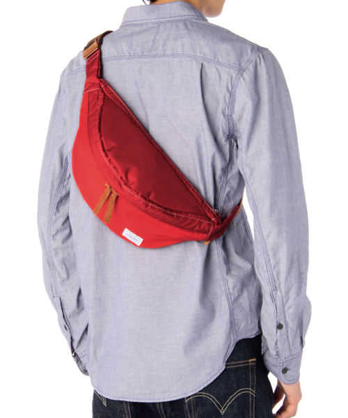 PORTER(ポーター)の「PORTER REEF WAIST BAG LARGE <B印 YOSHIDA SELECT>(ボディバッグ/ウエストポーチ・メンズ・ブラック/ブルー/ベージュ/レッド・ONE SIZE)」の14枚目の写真