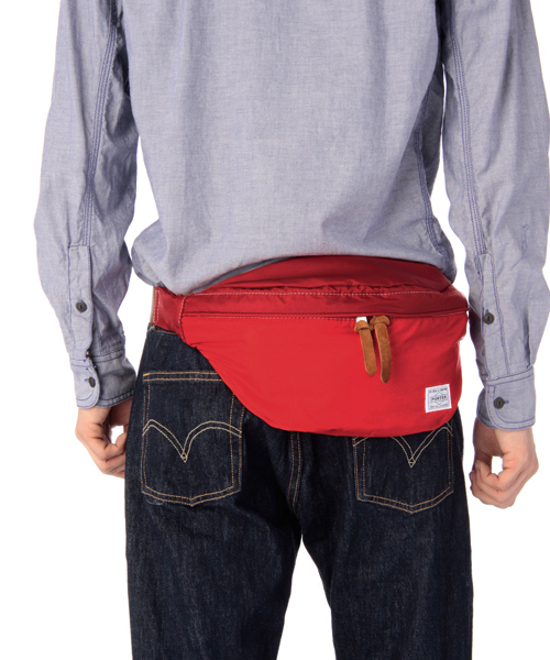 PORTER(ポーター)の「PORTER REEF WAIST BAG LARGE <B印 YOSHIDA SELECT>(ボディバッグ/ウエストポーチ・メンズ・ブラック/ブルー/ベージュ/レッド・ONE SIZE)」の16枚目の写真