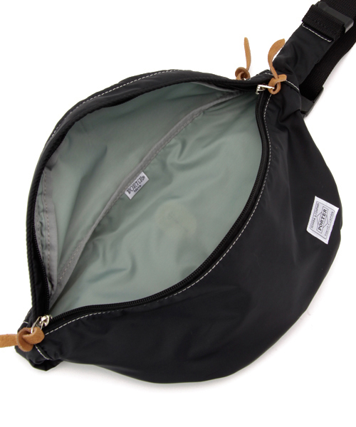 PORTER(ポーター)の「PORTER REEF WAIST BAG LARGE <B印 YOSHIDA SELECT>(ボディバッグ/ウエストポーチ・メンズ・ブラック/ブルー/ベージュ/レッド・ONE SIZE)」の8枚目の写真