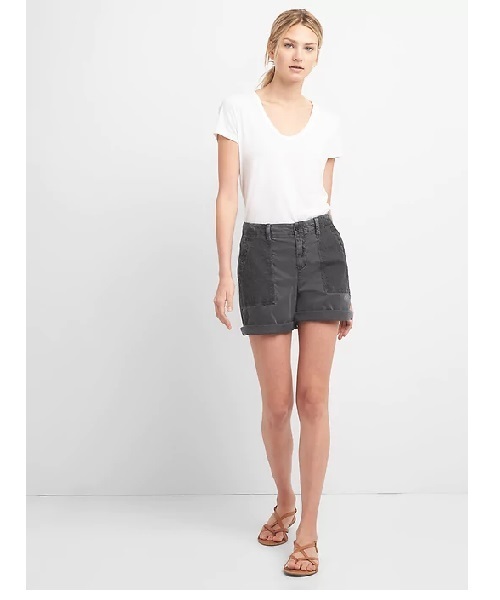 GAP（ギャップ）の「Gap ガールフレンドチノ ショートパンツ（アイレットポケット）（その他パンツ・レディース・ライトブラック・4/2/6/0/8）」の2枚目の写真