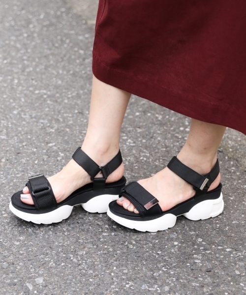 LOWRYS FARM（ローリーズファーム）の「ベルクロスポーツサンダル　800981（サンダル・レディース・オフホワイト/ブラック・MEDIUM/LARGE）」の2枚目の写真