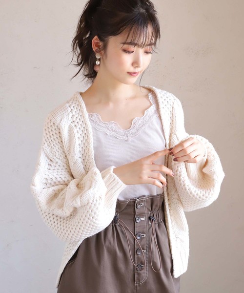 one after another NICE CLAUP（ワンアフターアナザーナイスクラップ）の「ケーブルニットカーディガン（カーディガン/ボレロ・レディース・アイボリー/ベージュ/ブルー系その他/ラベンダー・FREE）」の2枚目の写真