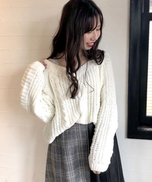 archives（アルシーヴ）の「モールヤーンケーブル編みVネックプルオーバー（ニット/セーター・レディース・ブラック/ベージュ/オフホワイト/ラベンダー・MEDIUM）」の2枚目の写真