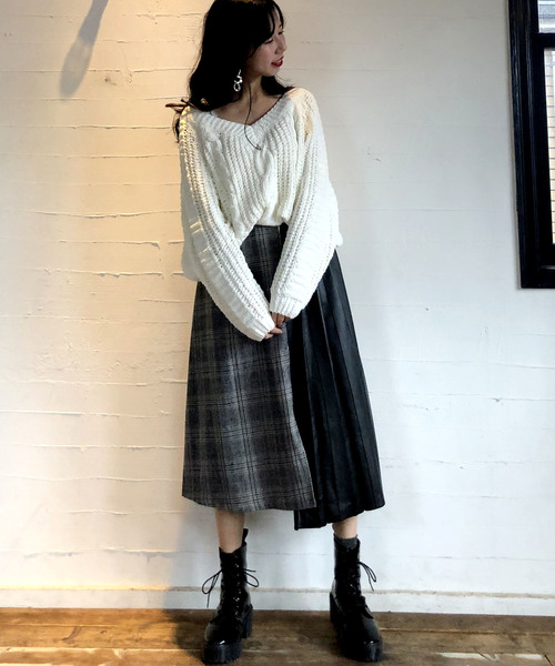 archives（アルシーヴ）の「モールヤーンケーブル編みVネックプルオーバー（ニット/セーター・レディース・ブラック/ベージュ/オフホワイト/ラベンダー・MEDIUM）」の13枚目の写真