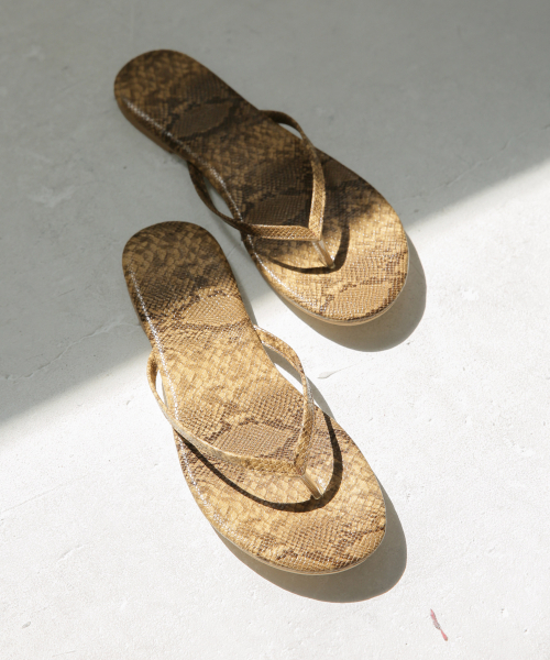 LOWRYS FARM（ローリーズファーム）の「トングサンダル　832068（サンダル・レディース・オフホワイト/ブラック/パイソン・MEDIUM/LARGE）」の3枚目の写真