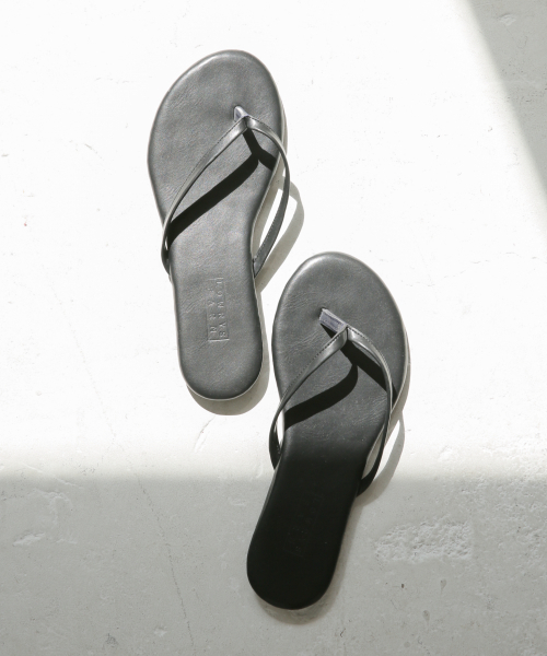 LOWRYS FARM（ローリーズファーム）の「トングサンダル　832068（サンダル・レディース・オフホワイト/ブラック/パイソン・MEDIUM/LARGE）」の9枚目の写真