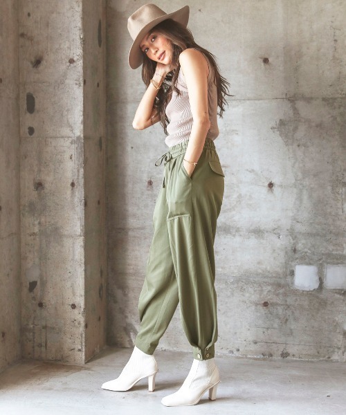 ALEXIA STAM（アリシアスタン）の「【BLENDA Japan 2020年winter号 掲載】Ankle Button Tuck Pants/アンクルボタンタックパンツ（その他パンツ・レディース・ブラック/ベージュ/カーキ・S/M）」の3枚目の写真