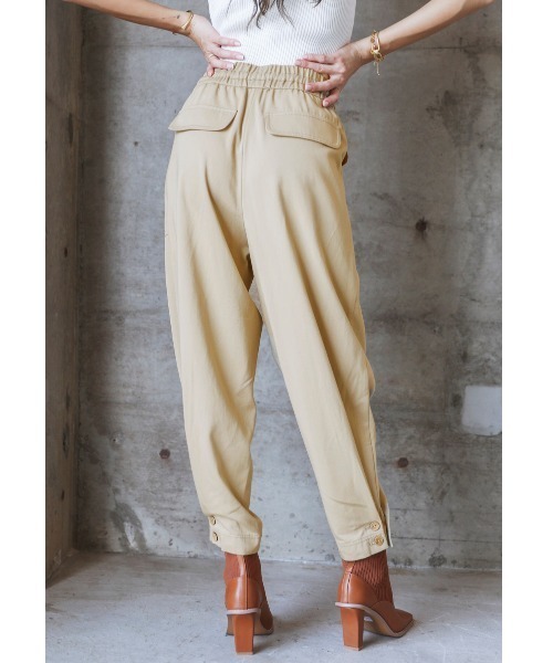 ALEXIA STAM（アリシアスタン）の「【BLENDA Japan 2020年winter号 掲載】Ankle Button Tuck Pants/アンクルボタンタックパンツ（その他パンツ・レディース・ブラック/ベージュ/カーキ・S/M）」の11枚目の写真