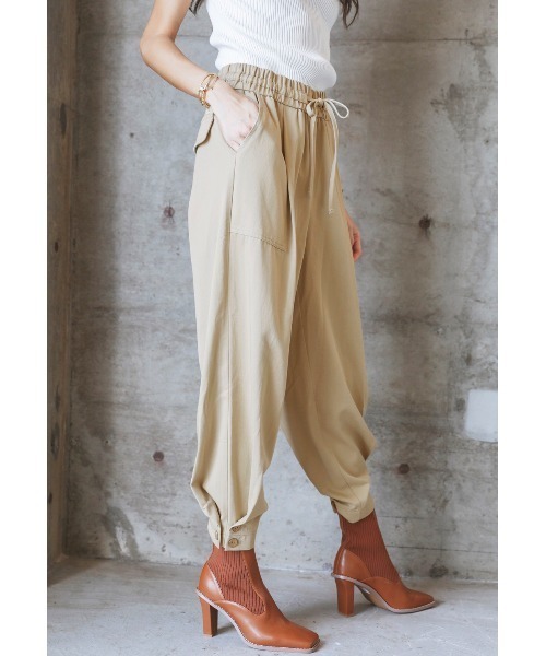ALEXIA STAM（アリシアスタン）の「【BLENDA Japan 2020年winter号 掲載】Ankle Button Tuck Pants/アンクルボタンタックパンツ（その他パンツ・レディース・ブラック/ベージュ/カーキ・S/M）」の10枚目の写真