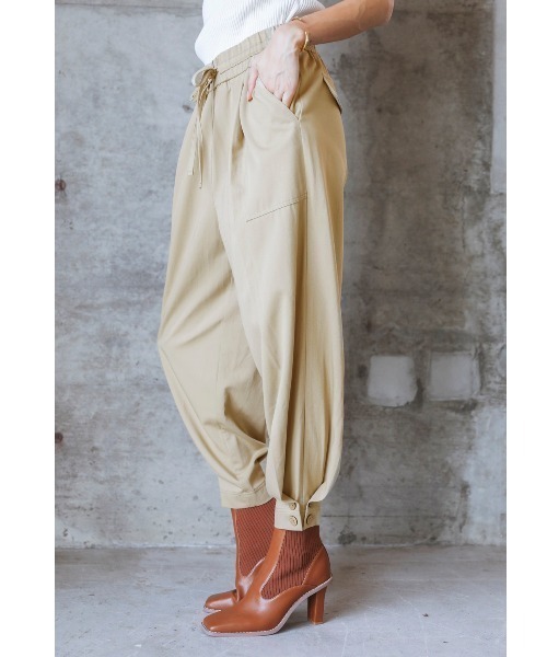 ALEXIA STAM（アリシアスタン）の「【BLENDA Japan 2020年winter号 掲載】Ankle Button Tuck Pants/アンクルボタンタックパンツ（その他パンツ・レディース・ブラック/ベージュ/カーキ・S/M）」の9枚目の写真