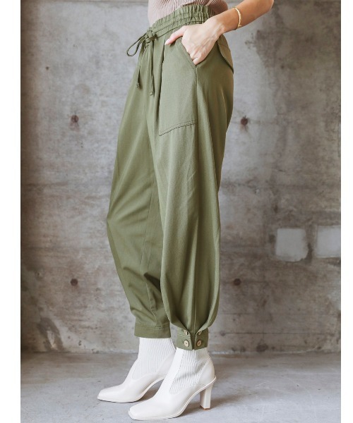 ALEXIA STAM（アリシアスタン）の「【BLENDA Japan 2020年winter号 掲載】Ankle Button Tuck Pants/アンクルボタンタックパンツ（その他パンツ・レディース・ブラック/ベージュ/カーキ・S/M）」の13枚目の写真
