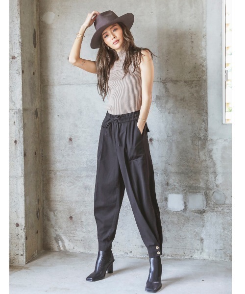 ALEXIA STAM（アリシアスタン）の「【BLENDA Japan 2020年winter号 掲載】Ankle Button Tuck Pants/アンクルボタンタックパンツ（その他パンツ・レディース・ブラック/ベージュ/カーキ・S/M）」の8枚目の写真