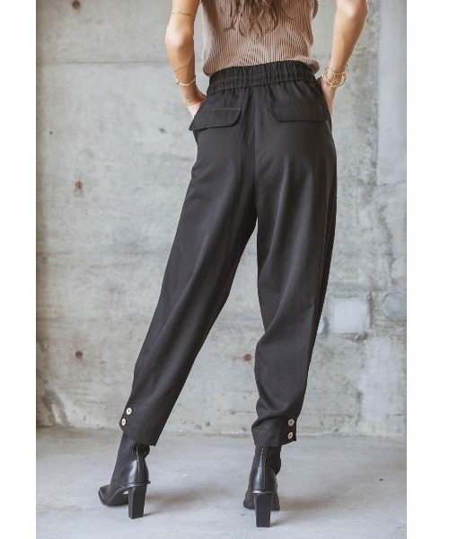 ALEXIA STAM（アリシアスタン）の「【BLENDA Japan 2020年winter号 掲載】Ankle Button Tuck Pants/アンクルボタンタックパンツ（その他パンツ・レディース・ブラック/ベージュ/カーキ・S/M）」の6枚目の写真