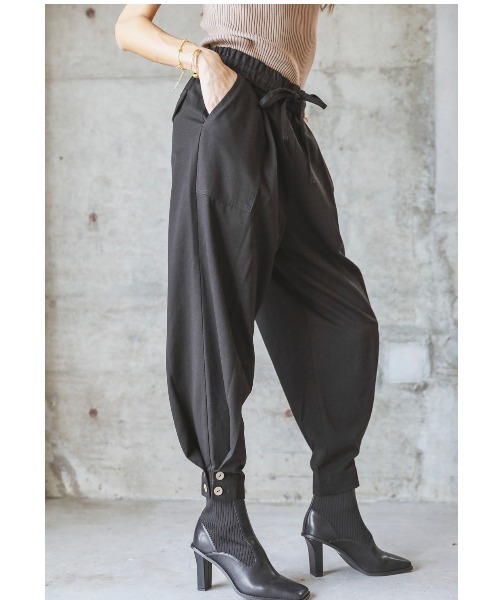 ALEXIA STAM（アリシアスタン）の「【BLENDA Japan 2020年winter号 掲載】Ankle Button Tuck Pants/アンクルボタンタックパンツ（その他パンツ・レディース・ブラック/ベージュ/カーキ・S/M）」の5枚目の写真