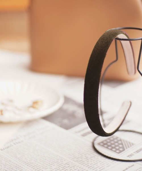 ammy.（エイミードット）の「【 ammy. / エイミードット 】 ベロア シンプル 細 カチューシャ（カチューシャ・レディース・ブラウン/ブラック/グリーン/ネイビー/ダークブラウン・FREE）」の11枚目の写真