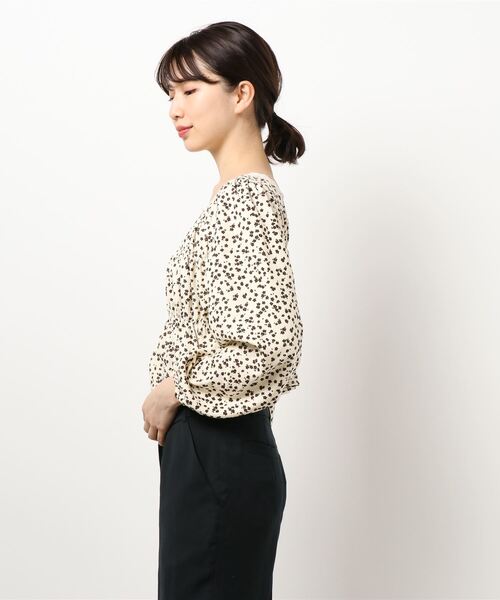 DAIS-Y(デイジー)の「小花柄 スクエアネック クロップド丈 ペプラムトップス(Tシャツ/カットソー・レディース・ブラック/アイボリー・FREE)」の4枚目の写真