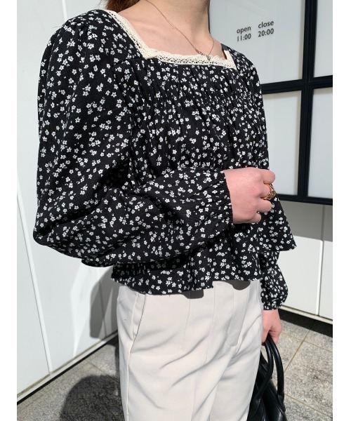 DAIS-Y(デイジー)の「小花柄 スクエアネック クロップド丈 ペプラムトップス(Tシャツ/カットソー・レディース・ブラック/アイボリー・FREE)」の2枚目の写真