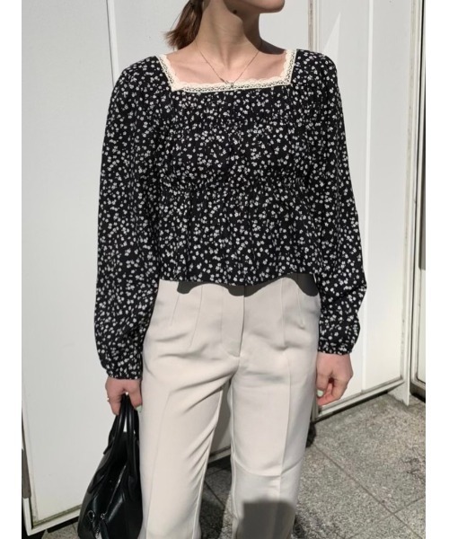 DAIS-Y(デイジー)の「小花柄 スクエアネック クロップド丈 ペプラムトップス(Tシャツ/カットソー・レディース・ブラック/アイボリー・FREE)」の5枚目の写真