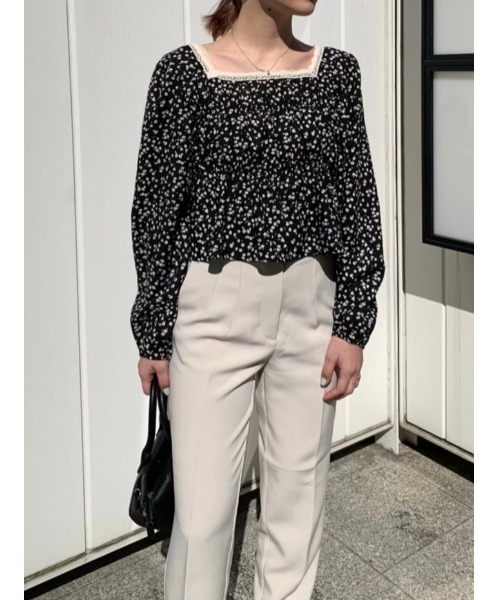 DAIS-Y(デイジー)の「小花柄 スクエアネック クロップド丈 ペプラムトップス(Tシャツ/カットソー・レディース・ブラック/アイボリー・FREE)」の7枚目の写真