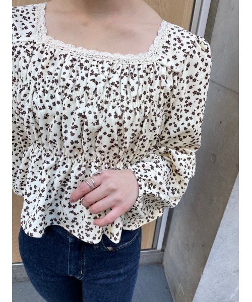 DAIS-Y(デイジー)の「小花柄 スクエアネック クロップド丈 ペプラムトップス(Tシャツ/カットソー・レディース・ブラック/アイボリー・FREE)」の12枚目の写真