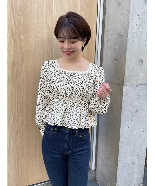 DAIS-Y(デイジー)の「小花柄 スクエアネック クロップド丈 ペプラムトップス(Tシャツ/カットソー・レディース・ブラック/アイボリー・FREE)」の13枚目の写真