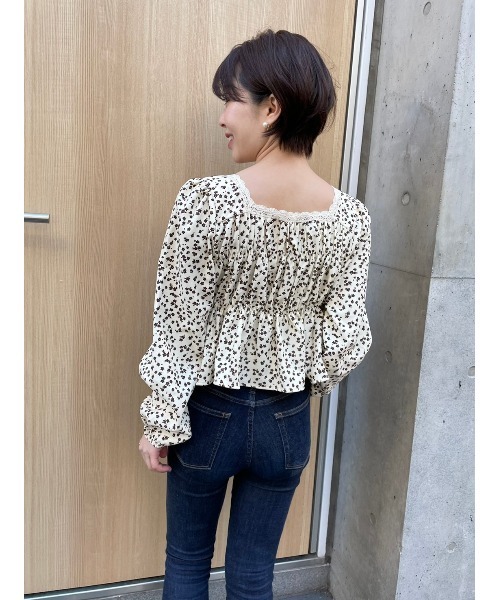 DAIS-Y(デイジー)の「小花柄 スクエアネック クロップド丈 ペプラムトップス(Tシャツ/カットソー・レディース・ブラック/アイボリー・FREE)」の15枚目の写真