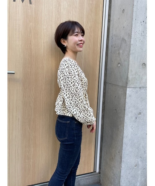 DAIS-Y(デイジー)の「小花柄 スクエアネック クロップド丈 ペプラムトップス(Tシャツ/カットソー・レディース・ブラック/アイボリー・FREE)」の17枚目の写真