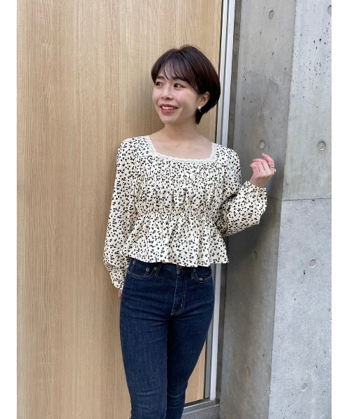 DAIS-Y(デイジー)の「小花柄 スクエアネック クロップド丈 ペプラムトップス(Tシャツ/カットソー・レディース・ブラック/アイボリー・FREE)」の19枚目の写真