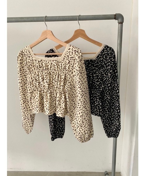 DAIS-Y(デイジー)の「小花柄 スクエアネック クロップド丈 ペプラムトップス(Tシャツ/カットソー・レディース・ブラック/アイボリー・FREE)」の20枚目の写真