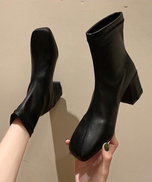 KOR(ケーオーアール)の「スクエアトゥショートブーツ(ブーツ・レディース・ホワイト/ブラック・35/36/37/38/39)」の2枚目の写真