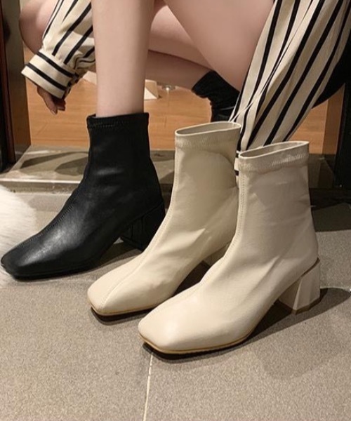 KOR(ケーオーアール)の「スクエアトゥショートブーツ(ブーツ・レディース・ホワイト/ブラック・35/36/37/38/39)」の4枚目の写真