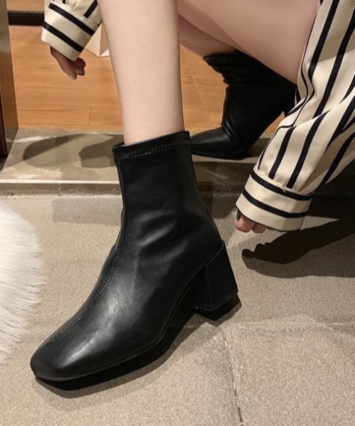 KOR(ケーオーアール)の「スクエアトゥショートブーツ(ブーツ・レディース・ホワイト/ブラック・35/36/37/38/39)」の11枚目の写真
