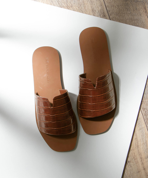 RODE SKO(ロデスコ)の「HELJA 型押しフラットサンダル∴(サンダル・レディース・ホワイト/ブラック/ブラウン・36/38/37)」の1枚目の写真