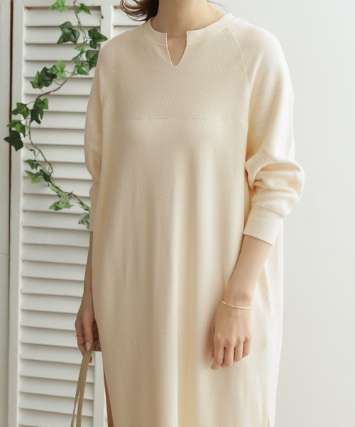 URBAN RESEARCH DOORS(アーバンリサーチドアーズ)の「ハニカム切替カットワンピース(ワンピース・レディース・チャコールグレー/ベージュ/ナチュラル・ONE)」の1枚目の写真