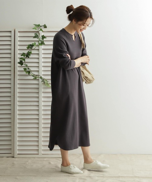 URBAN RESEARCH DOORS(アーバンリサーチドアーズ)の「ハニカム切替カットワンピース(ワンピース・レディース・チャコールグレー/ベージュ/ナチュラル・ONE)」の4枚目の写真