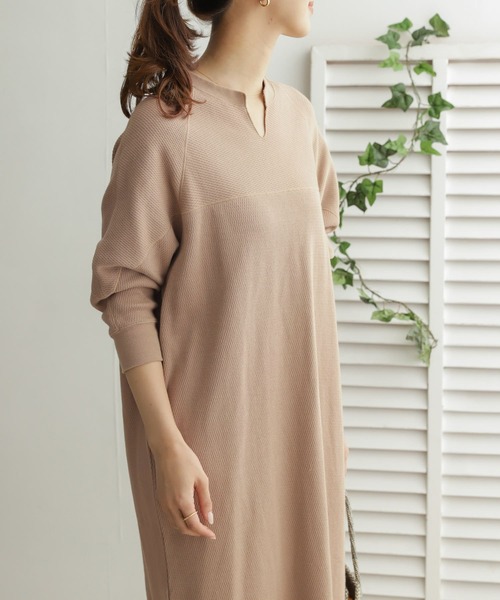 URBAN RESEARCH DOORS(アーバンリサーチドアーズ)の「ハニカム切替カットワンピース(ワンピース・レディース・チャコールグレー/ベージュ/ナチュラル・ONE)」の5枚目の写真