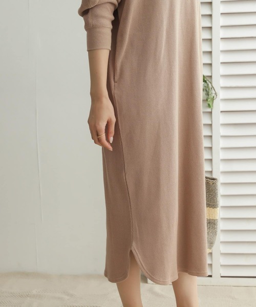 URBAN RESEARCH DOORS(アーバンリサーチドアーズ)の「ハニカム切替カットワンピース(ワンピース・レディース・チャコールグレー/ベージュ/ナチュラル・ONE)」の21枚目の写真