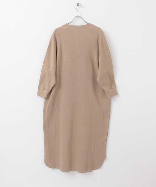 URBAN RESEARCH DOORS(アーバンリサーチドアーズ)の「ハニカム切替カットワンピース(ワンピース・レディース・チャコールグレー/ベージュ/ナチュラル・ONE)」の7枚目の写真