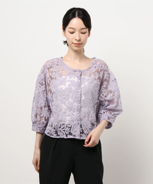 Allamanda(アラマンダ)の「フラワーレース/ラウンドネックブラウス(ブルゾン・レディース・ブラック/パープル/オフホワイト/カーキ・M)」の4枚目の写真