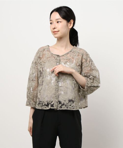 Allamanda(アラマンダ)の「フラワーレース/ラウンドネックブラウス(ブルゾン・レディース・ブラック/パープル/オフホワイト/カーキ・M)」の3枚目の写真