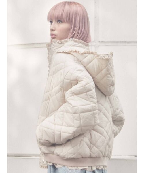 merry jenny(メリージェニー)の「ナイロンフリルキルティングジャケット(その他アウター・レディース・アイボリー/ブラック/ライトブルー・FREE)」の4枚目の写真