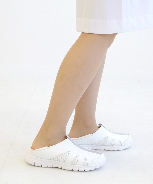 AmiAmi（アミアミ）の「かかとが踏める2WAY！ナースシューズ/ナーススニーカー/スリッポン（スリッポン・レディース・ホワイト×ブルー/ホワイト×グレー/ホワイト/ブラック・M/L/3L/S/LL）」の5枚目の写真