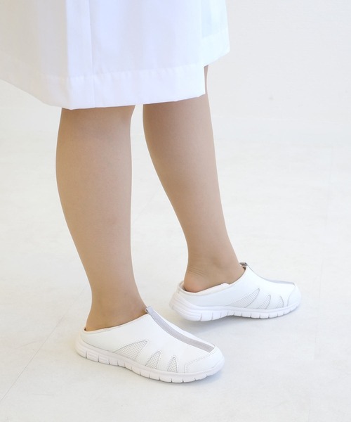 AmiAmi（アミアミ）の「かかとが踏める2WAY！ナースシューズ/ナーススニーカー/スリッポン（スリッポン・レディース・ホワイト×ブルー/ホワイト×グレー/ホワイト/ブラック・M/L/3L/S/LL）」の11枚目の写真