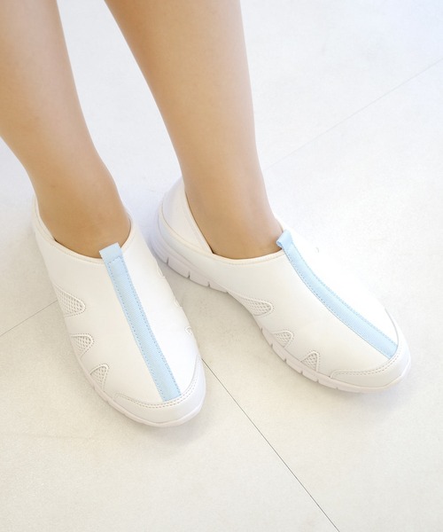 AmiAmi（アミアミ）の「かかとが踏める2WAY！ナースシューズ/ナーススニーカー/スリッポン（スリッポン・レディース・ホワイト×ブルー/ホワイト×グレー/ホワイト/ブラック・M/L/3L/S/LL）」の9枚目の写真