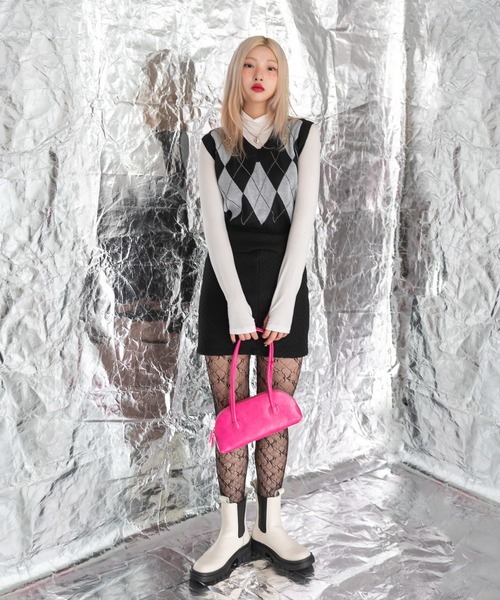 FOLLOWIN（フォロウィン）の「クロップド丈アーガイルニットベスト（ベスト・レディース・ブラック/ピンク・FREE）」の4枚目の写真