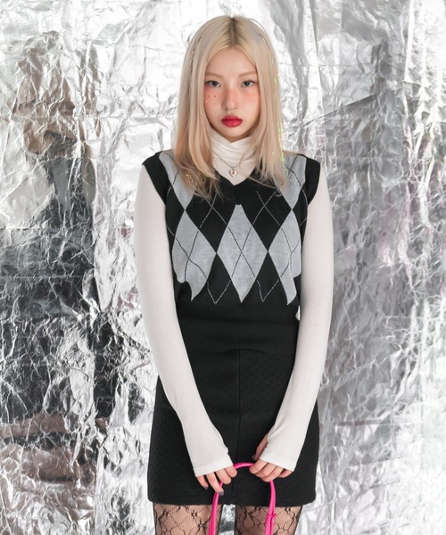 FOLLOWIN（フォロウィン）の「クロップド丈アーガイルニットベスト（ベスト・レディース・ブラック/ピンク・FREE）」の5枚目の写真