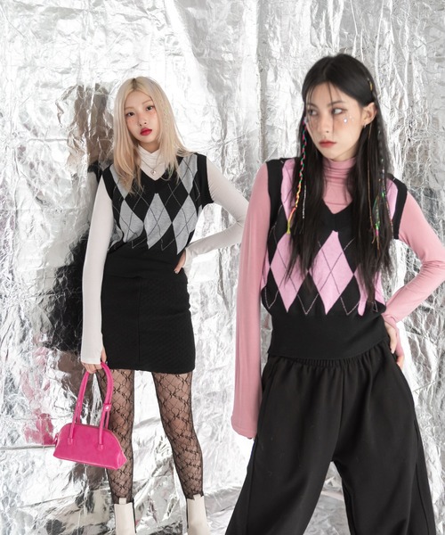 FOLLOWIN（フォロウィン）の「クロップド丈アーガイルニットベスト（ベスト・レディース・ブラック/ピンク・FREE）」の21枚目の写真