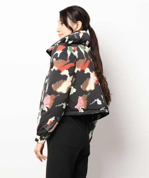 Ted Baker（テッドベーカー）の「PPENNI カラフルプリント Puffer ショートジャケット（ダウンジャケット/コート・レディース・ブラック・0/2/1/3）」の4枚目の写真