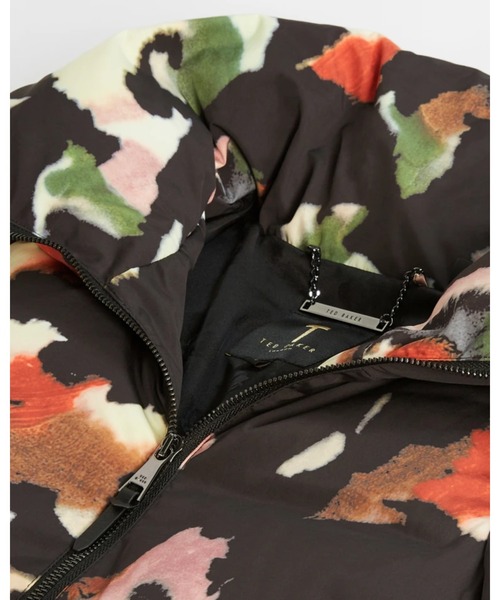 Ted Baker（テッドベーカー）の「PPENNI カラフルプリント Puffer ショートジャケット（ダウンジャケット/コート・レディース・ブラック・0/2/1/3）」の6枚目の写真